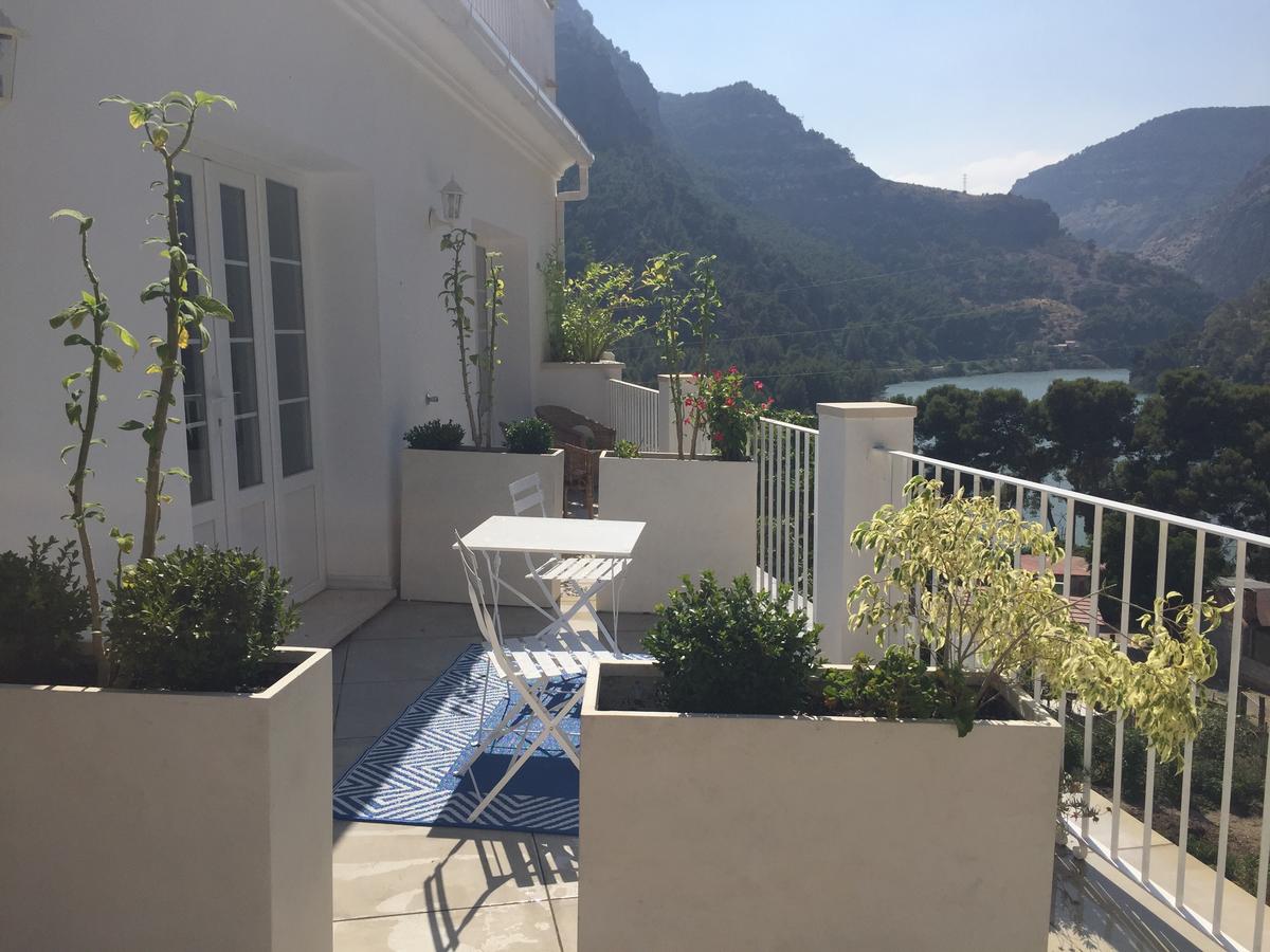 ../../../img/room-1/el-chorro-bed-breakfast-spain.jpg